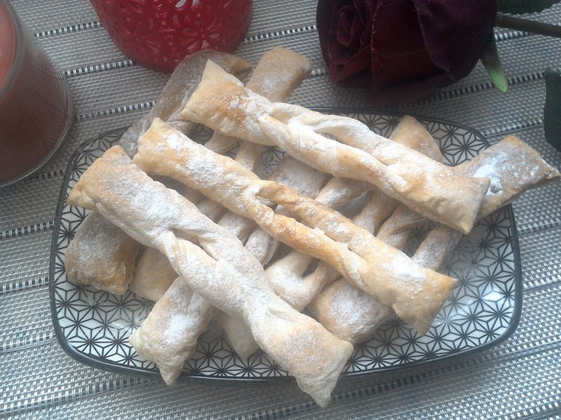 Pieczone faworki z ciasta francuskiego Pieczone faworki z ciasta francuskiego