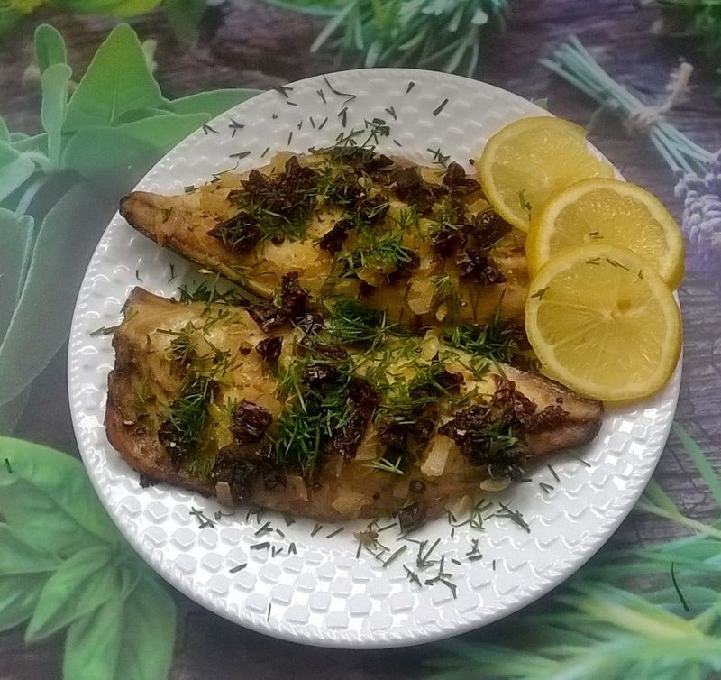 Pieczone filety makreli z suszonymi pomidorami