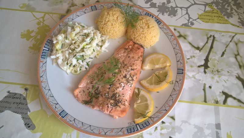 Pieczone filety z pstrąga tęczowego w marynacie 