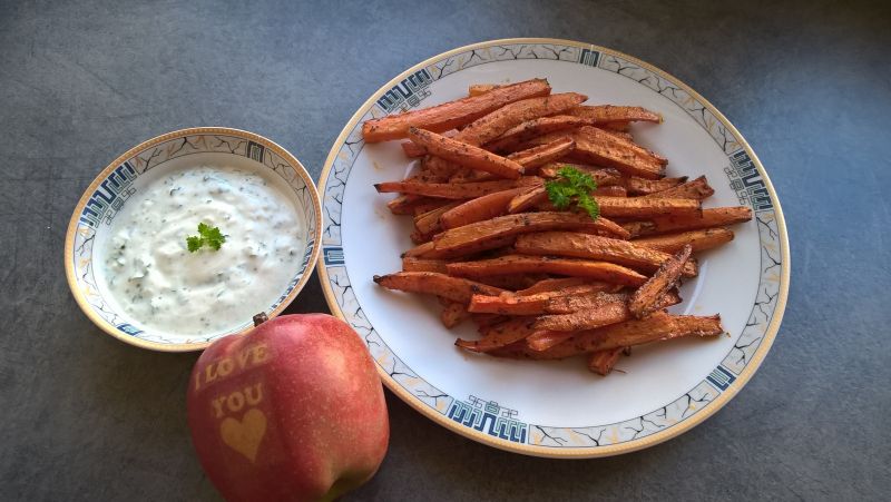 Pieczone frytki z marchewki z dipem czosnkowym Pieczone frytki z marchewki z dipem czosnkowym