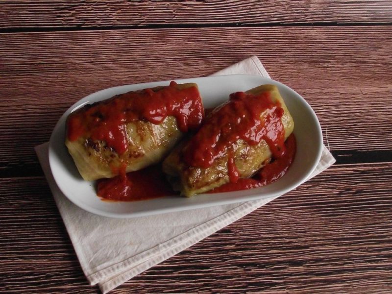 Pieczone gołąbki podane w sosie pomidorowym  Pieczone gołąbki podane w sosie pomidorowym