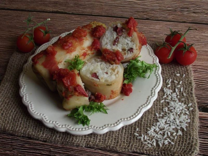 Pieczone gołąbki z kiełbasą pod pomidorami  Pieczone gołąbki z kiełbasą pod pomidorami