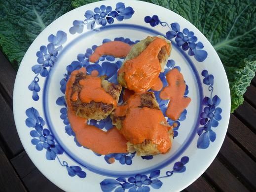 Pieczone gołąbki z sosem z pieczonych papryk 