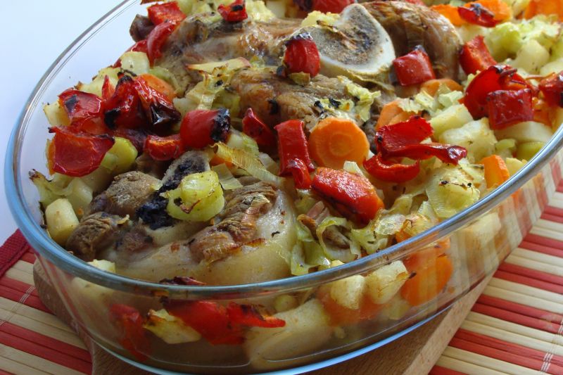 Pieczone golonki z warzywami Pieczone golonki z warzywami