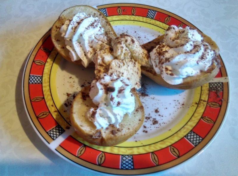 Pieczone gruszki z lodami i bitą śmietaną