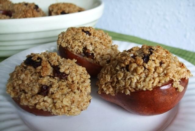 Pieczone gruszki z płatkami owsianymi Pieczone gruszki z płatkami owsianymi