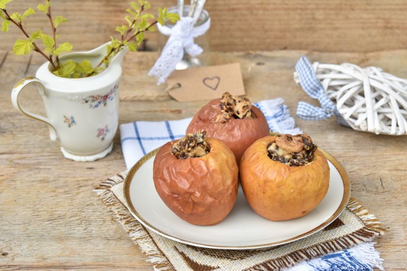 Pieczone jabłka z daktylami i masłem orzechowym Pieczone jabłka z daktylami i masłem orzechowym