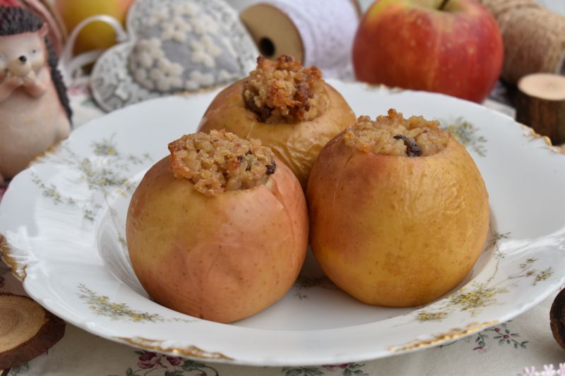Pieczone jabłka z kaszą bulgur, masłem orzechowym