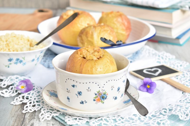 Pieczone jabłka z kaszą bulgur, miodem i bakaliami