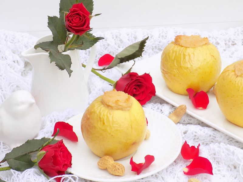 Pieczone jabłka z kaszą manną i masłem orechowym