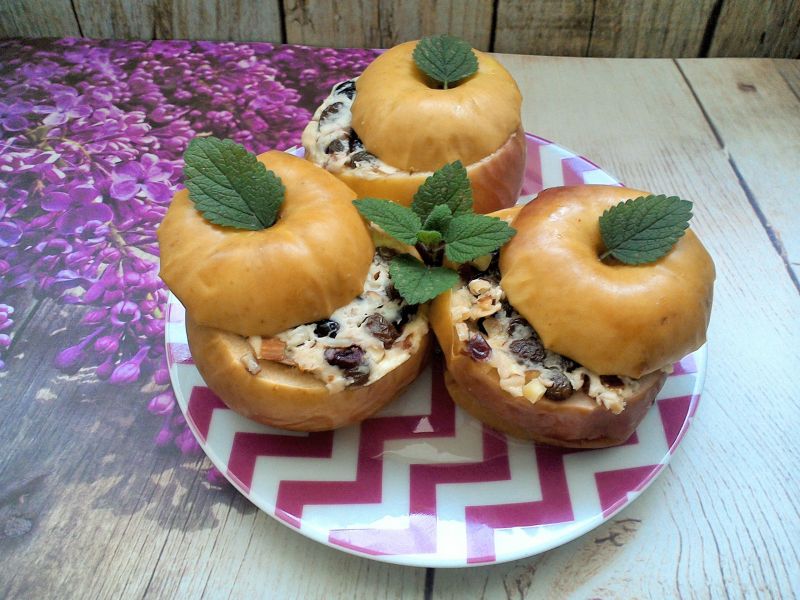 Pieczone jabłka z kozim serem, bakaliami i miodem  Pieczone jabłka z kozim serem, bakaliami i miodem