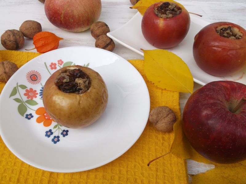 Pieczone jabłka z orzechami i rodzynkami  Pieczone jabłka z orzechami i rodzynkami