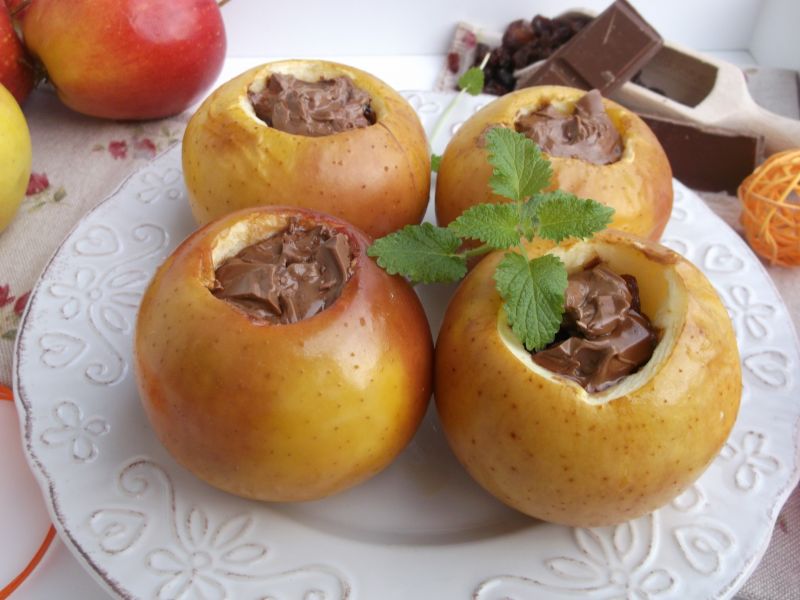 Pieczone jabłka z rodzynkami i czekoladą Pieczone jabłka z rodzynkami i czekoladą