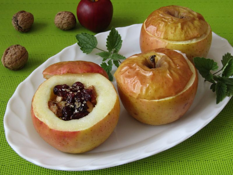 Pieczone jabłka z żurawiną, orzechami i miodem Pieczone jabłka z żurawiną, orzechami i miodem