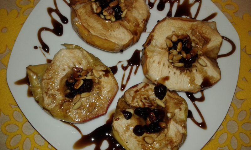 Pieczone jabłuszka z żurawiną i piniami