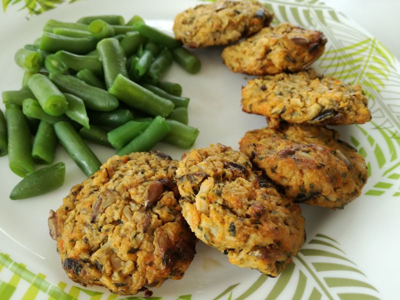 Pieczone kalafiorowe kotleciki ze słonecznikiem