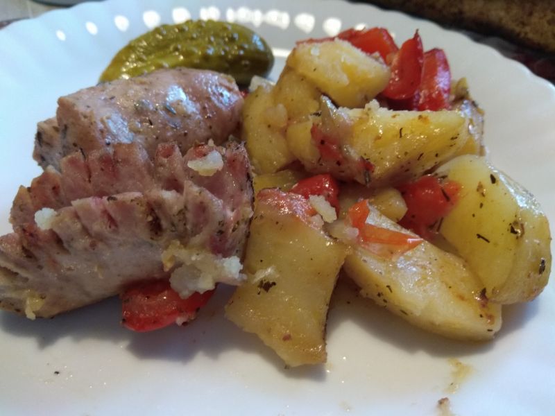 Pieczone kiełbaski z ziemniakami i papryką Pieczone kiełbaski z ziemniakami i papryką