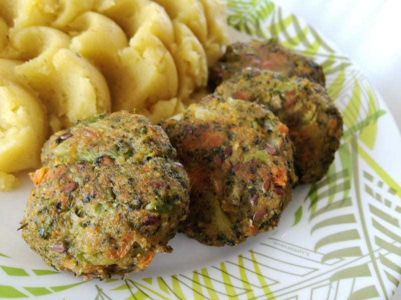 Pieczone kotleciki brokułowo-marchewkowe