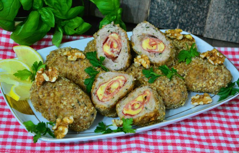 Pieczone kotleciki z niespodzianką i orzechową nut Pieczone kotleciki z niespodzianką i orzechową nut