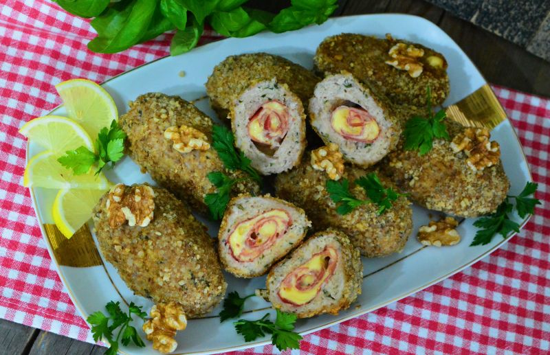 Pieczone kotleciki z niespodzianką i orzechową nut Pieczone kotleciki z niespodzianką i orzechową nut