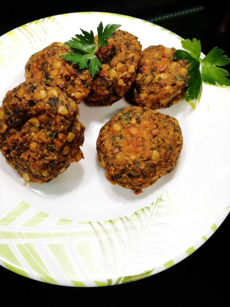 Pieczone kotleciki z soczewicą i pieczarkami