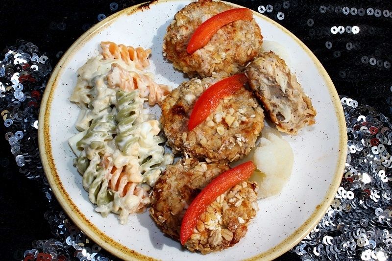 Pieczone kotlety mielone z kalafiorem w płatkach o