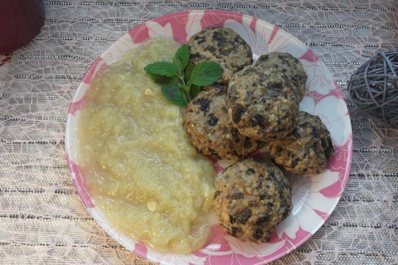 Pieczone kotlety pieczarkowe z sosem z cukinii Pieczone kotlety pieczarkowe z sosem z cukinii