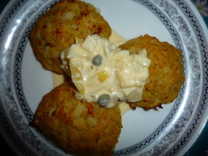 Pieczone kotlety z kalafiora z sosem kaparowym