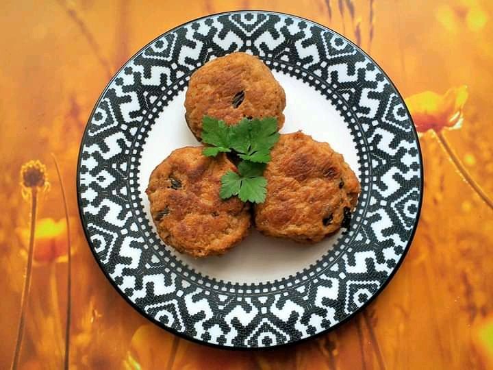 Pieczone kotlety z mieszanką ryżową i ketchupem