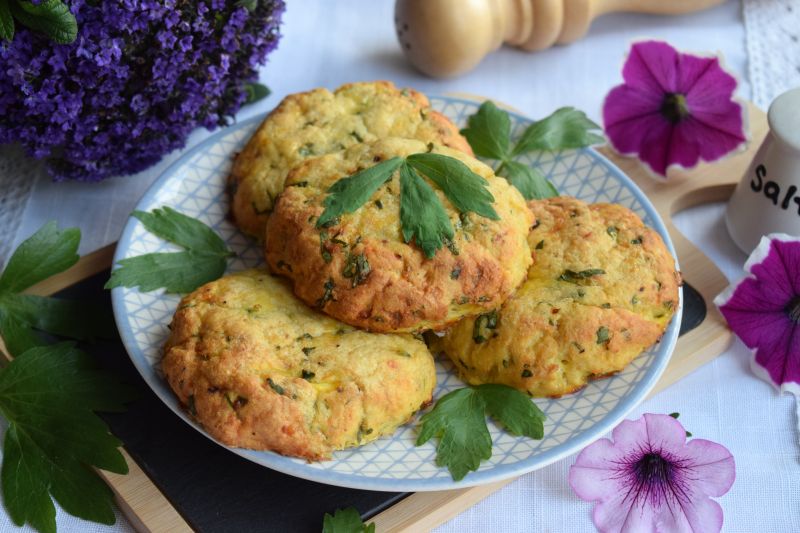 Pieczone kotlety z miruny ze świeżym lubczykiem Pieczone kotlety z miruny ze świeżym lubczykiem