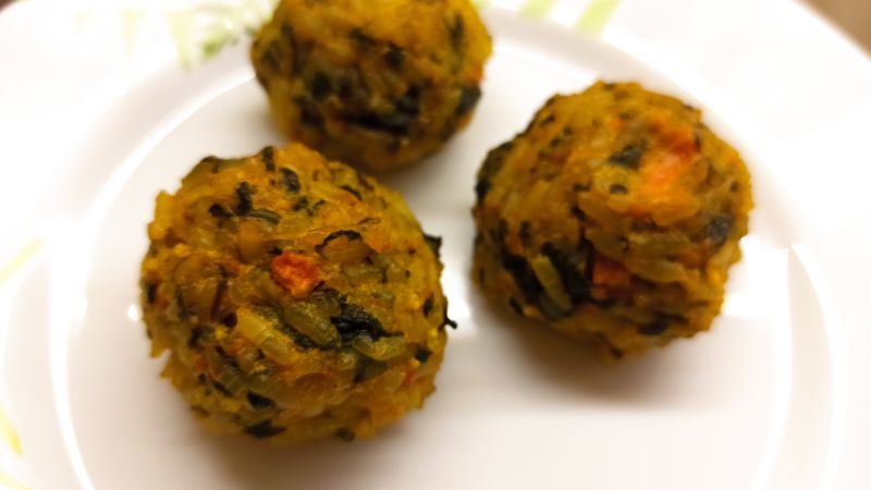 Pieczone kule ryżowe ze szpinakiem Pieczone kule ryżowe ze szpinakiem