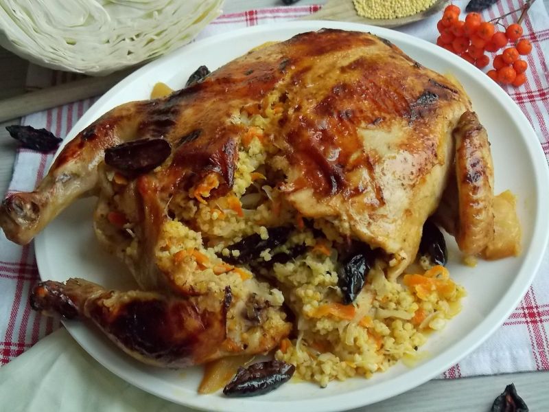 Pieczone kurcze z kaszą jaglaną,kapustą i śliwkami Pieczone kurcze z kaszą jaglaną,kapustą i śliwkami