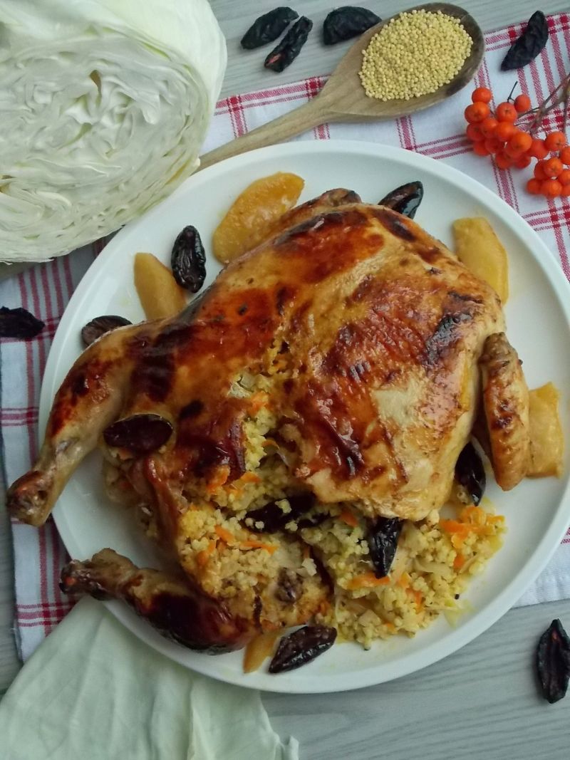 Pieczone kurcze z kaszą jaglaną,kapustą i śliwkami Pieczone kurcze z kaszą jaglaną,kapustą i śliwkami