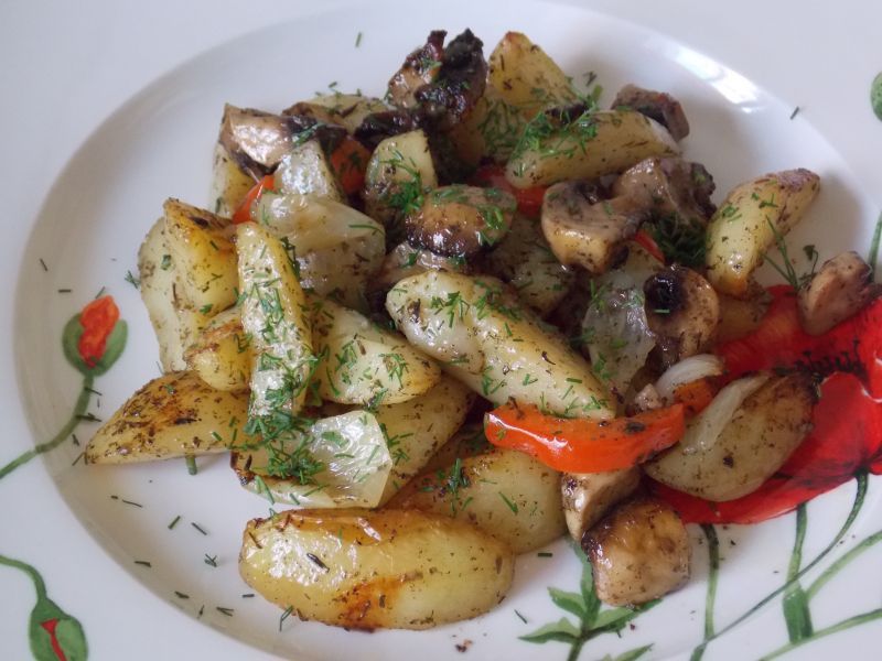 Pieczone młode ziemniaki z papryką, pieczarkami