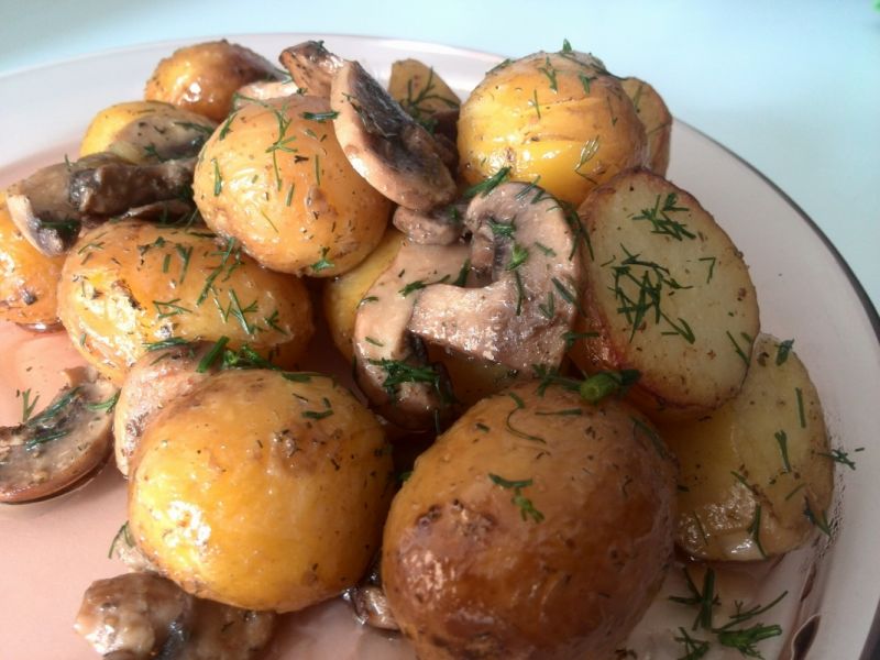 Pieczone młode ziemniaki z pieczarkami Pieczone młode ziemniaki z pieczarkami