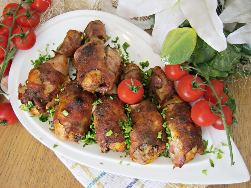 Pieczone pałki kurczaka w boczku Pieczone pałki kurczaka w boczku