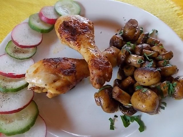 Pieczone pałki na maśle z pieczarkami Pieczone pałki na maśle z pieczarkami