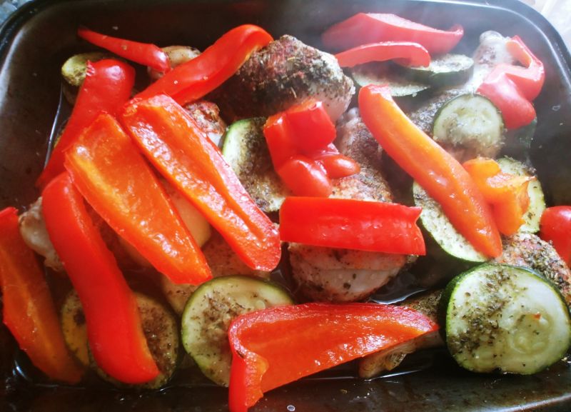 Pieczone pałki z kurczaka z cukinią i papryką Pieczone pałki z kurczaka z cukinią i papryką