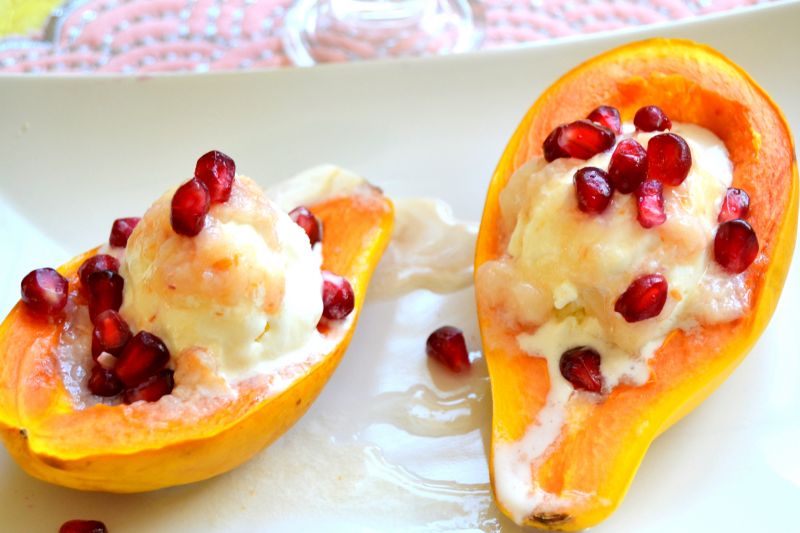 PIeczone papaje wypełnione lodami oraz liczi