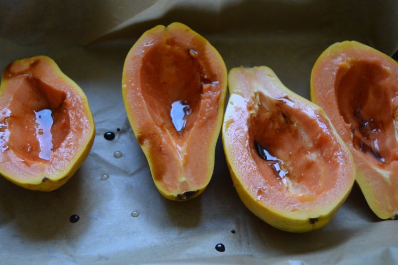PIeczone papaje wypełnione lodami oraz liczi