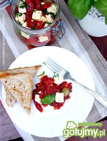 Pieczone papryki z feta i oliwkami