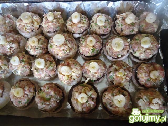 Pieczone pieczarki nadziewane mięsem Pieczone pieczarki nadziewane mięsem