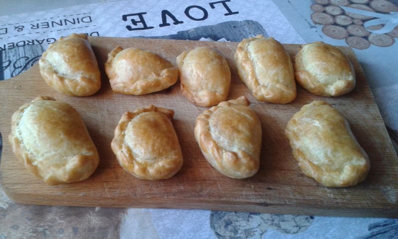 Pieczone pierogi z kaszą i mięsem