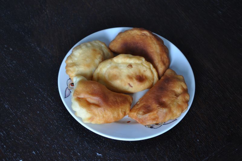 Pieczone pierogi z nadzieniem z kabanosów Pieczone pierogi z nadzieniem z kabanosów