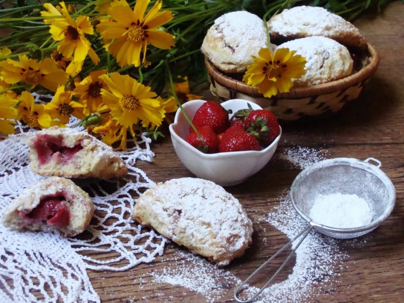 Pieczone pierogi z truskawkami 