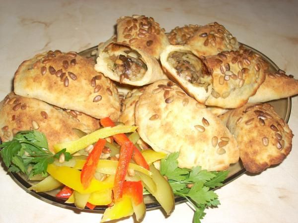 Pieczone pierogi ziemniaczane z grzybami Pieczone pierogi ziemniaczane z grzybami