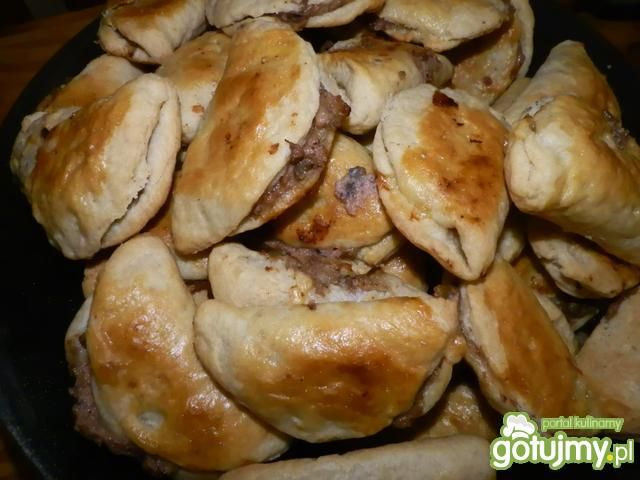 Pieczone pierożki drożdżowe Pieczone pierożki drożdżowe