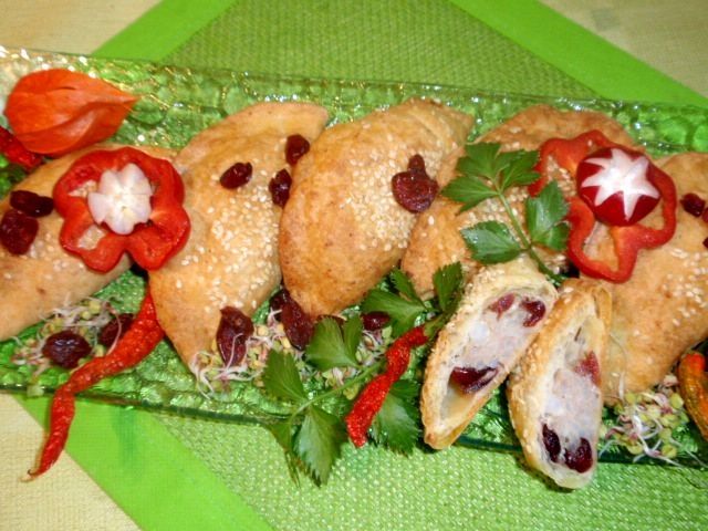 Pieczone pierożki z mięsem i żurawiną Pieczone pierożki z mięsem i żurawiną