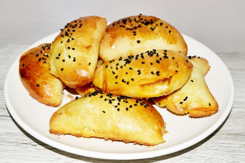 Pieczone pierożki z pikantnym farszem  Pieczone pierożki z pikantnym farszem