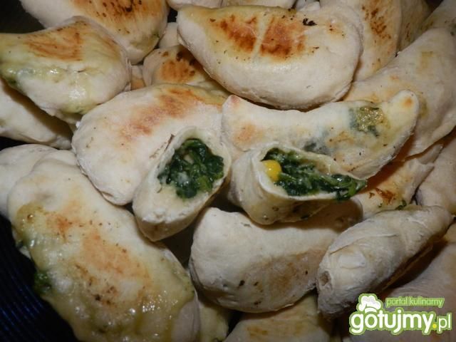 Pieczone pierożki ze szpinakiem. Pieczone pierożki ze szpinakiem.